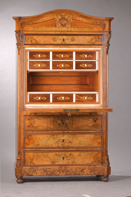 Sekretär um 1860-70, Nussbaum furniert, Wurzelholz, Innenleben mit Freifach und Schublädchen, furniert in Kirsch- u. Palisanderholz, Knöpfe in ...
