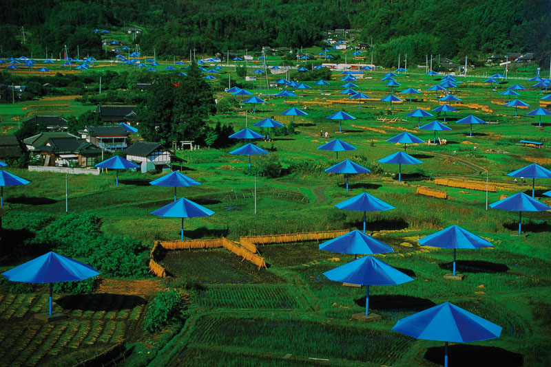 Christo, geb. 1935, "The Umbrellas" (Ibaraki, Japan Site), Fotolithographie, handsigniert, gedruckt bei Poligrafa Barcelona 1991, Auflage ...