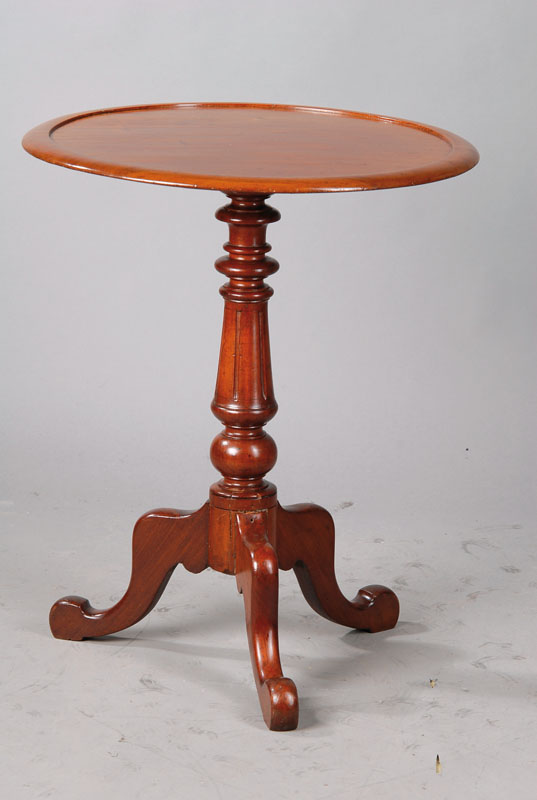 Beistelltisch, Victorian um 1880/90, Mahagoni, Platte mit nach innen abgekantetem Profil, Säule balustiert u. kanneliert, stehend auf 3 ...