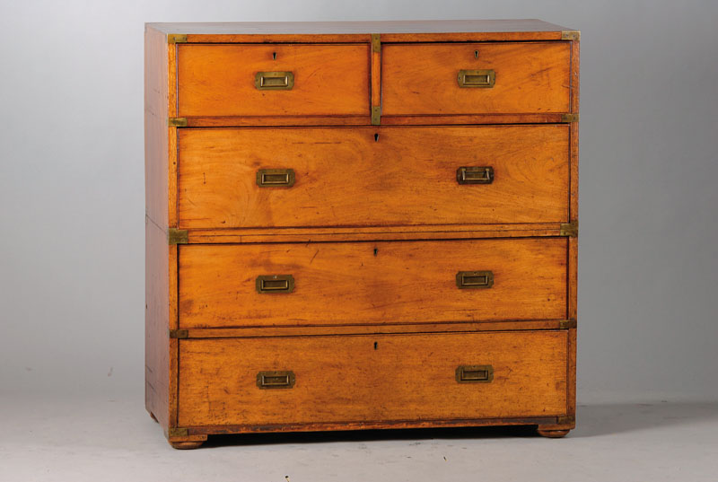 Schiffskommode, England 19. Jh., Mahagoni, 2-teilig, 5-schübig, Form umstandsbedingt vereinfacht u. verstärkt, Messinggriffe u. - verstärkungen, 1 ...