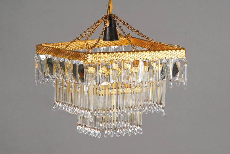 Deckenlampe, wohl Frankreich, um 1920/30, geschliffene Glaskristalle und Stäbchen, Korpus H.ca. 31 cm, plus Kette ca. 27 cm, intakt, jedoch ...