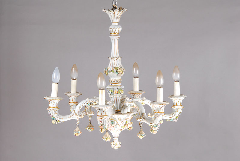Deckenlampe und zwei Wandlampen, Kaiser, 2. H. 20. Jh., Porzellan, 6 Brennstellen, mit applizierten Blüten, diese minimal bestossen, Wandlampen mit ...