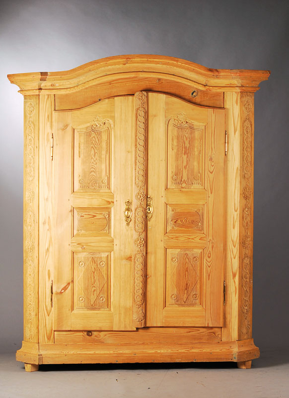 Louis-Seize-Schrank, 1820/30, Weichholz / Zirbelkiefer, Kopf 5-fach getreppt mit unterschiedlichsten Profilierungen, Türen u. Seiten je 3-fach ...