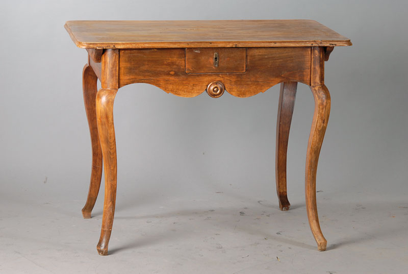 Tischchen, um 1840/50, Barockstil, Gestell Buche, Platte Nussbaum, 1-schübig, Zarge geschweift u. gekröpft, Beine geschweift, altersbedingter ...