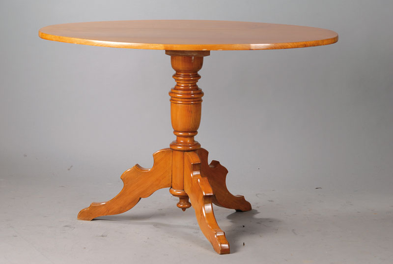 Tischchen, Louis-Phillip um 1870/80, Kirschbaum massiv, Säule reich balustiert, 3- Fuß vielfach geschweift, wohnfertiger Zustand,ca. 80x 118x80 cm
