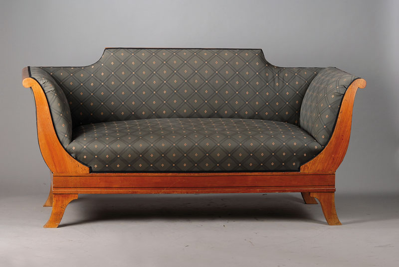 Biedermeiersofa, deutsch um 1840/50, Nussbaum, geschweifte Form, Armlehnen mit Volutenende, neu bepolstert u. bezogen , wohnfertig, Spuren alten ...