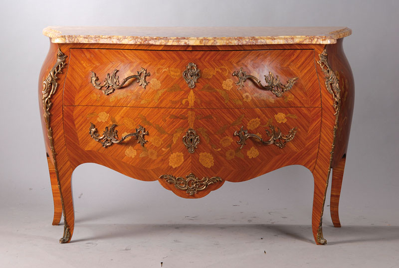 Kommode mit Marmorplatte, Frankreich um 1910, Rosenholzfurnier vielfach gespiegelt verlegt, auf Weichholz-Korpus, florale Marketerie aus Zitronenholz ...