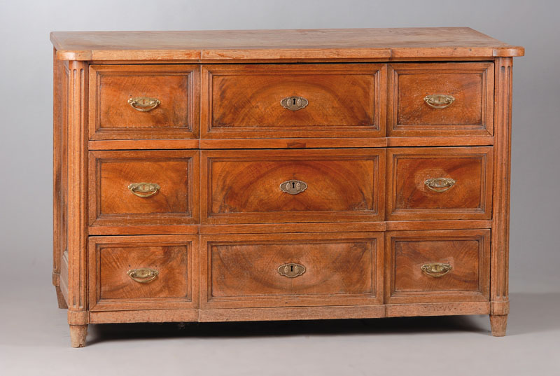 Kommode, Kurpfalz wohl Mannheim um 1820, Eichen Platte, Korpus Weichholz, auf Rahmen gearbeitet, Kassetten mit Wurzelnussholz furniert, ...