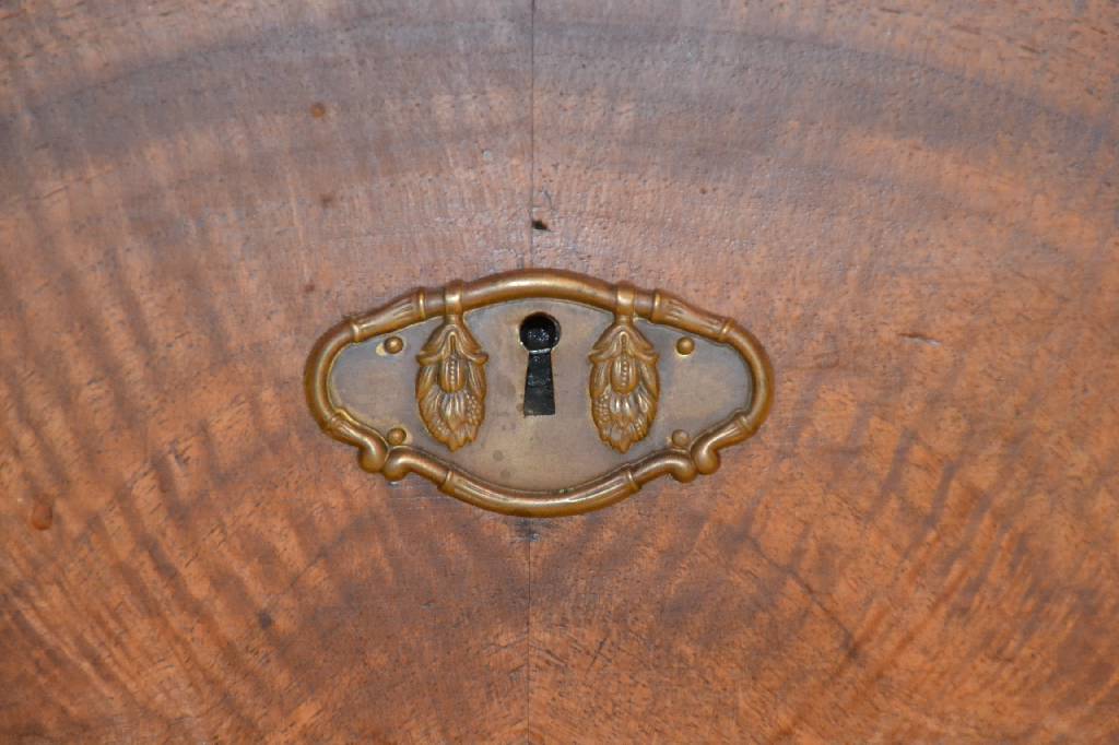 Detail a: Kommode, Kurpfalz wohl Mannheim um 1820, Eichen Platte, Korpus Weichholz, auf Rahmen gearbeitet, Kassetten mit Wurzelnussholz furniert, ...