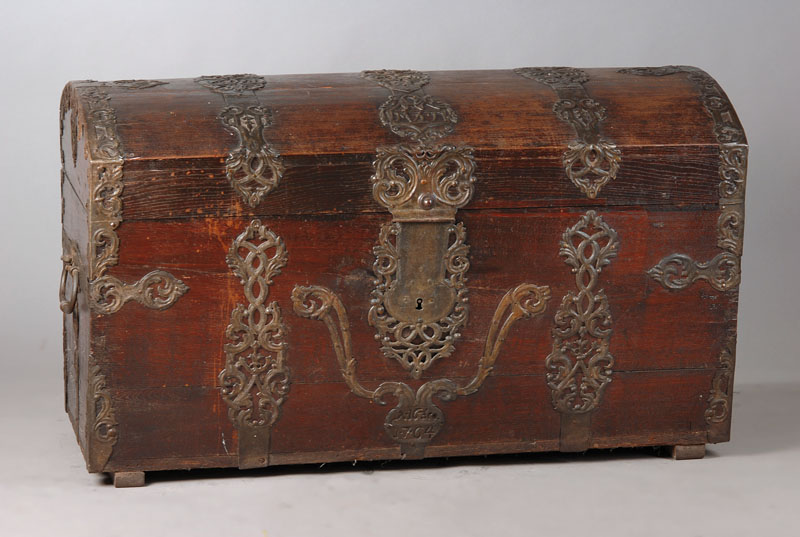 Buckeltruhe, süddeutsch, um 1760, Eiche geschwärzt, reicher Eisenbeschlag, ca. 73x124x64 cm, Schlüssel