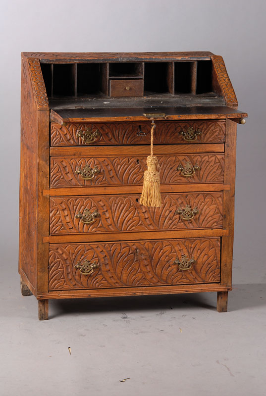 Sekretär, Spanien um 1930/40, umlaufend beschnitzt, 4-schübig, rest. bedürftig, ca. 95x74x44(71) cm, Schlüssel