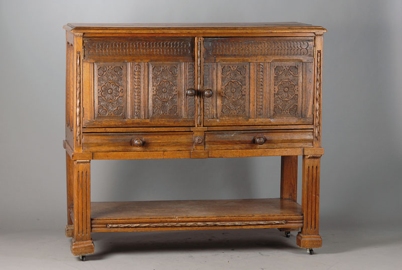 Stollentruhe, Frankreich, Eiche, Türen um 1750, Stollenteil um 1890, 2-türig u. 2- schübig, Platte mit 3-fach getrepptem Kantprofil, Türen mit ...