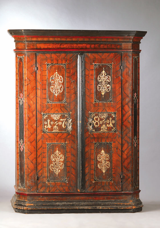 Schrank, Allgäu um 1800-1820, Weichholz, bunt bemalt, sog. Kamm-Zieh- Malerei, Kopf vielfach unterschiedlich profiliert, Kanten abgeplattet, Türen ...