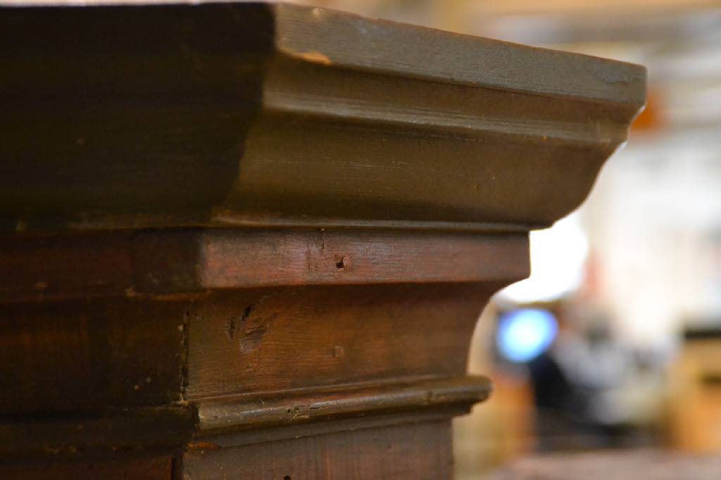 Detail a: Schrank, Allgäu um 1800-1820, Weichholz, bunt bemalt, sog. Kamm-Zieh- Malerei, Kopf vielfach unterschiedlich profiliert, Kanten abgeplattet, Türen ...