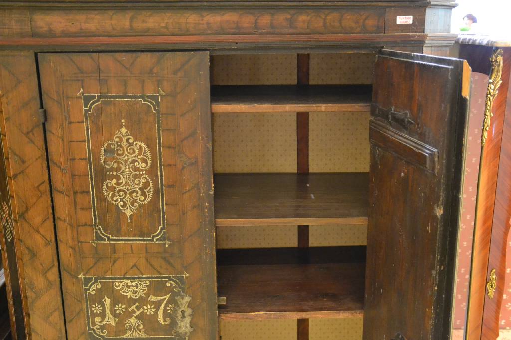 Detail b: Schrank, Allgäu um 1800-1820, Weichholz, bunt bemalt, sog. Kamm-Zieh- Malerei, Kopf vielfach unterschiedlich profiliert, Kanten abgeplattet, Türen ...