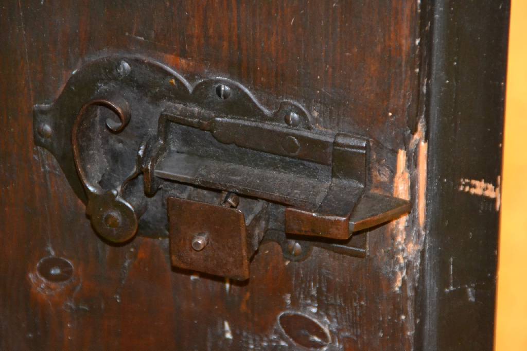 Detail c: Schrank, Allgäu um 1800-1820, Weichholz, bunt bemalt, sog. Kamm-Zieh- Malerei, Kopf vielfach unterschiedlich profiliert, Kanten abgeplattet, Türen ...