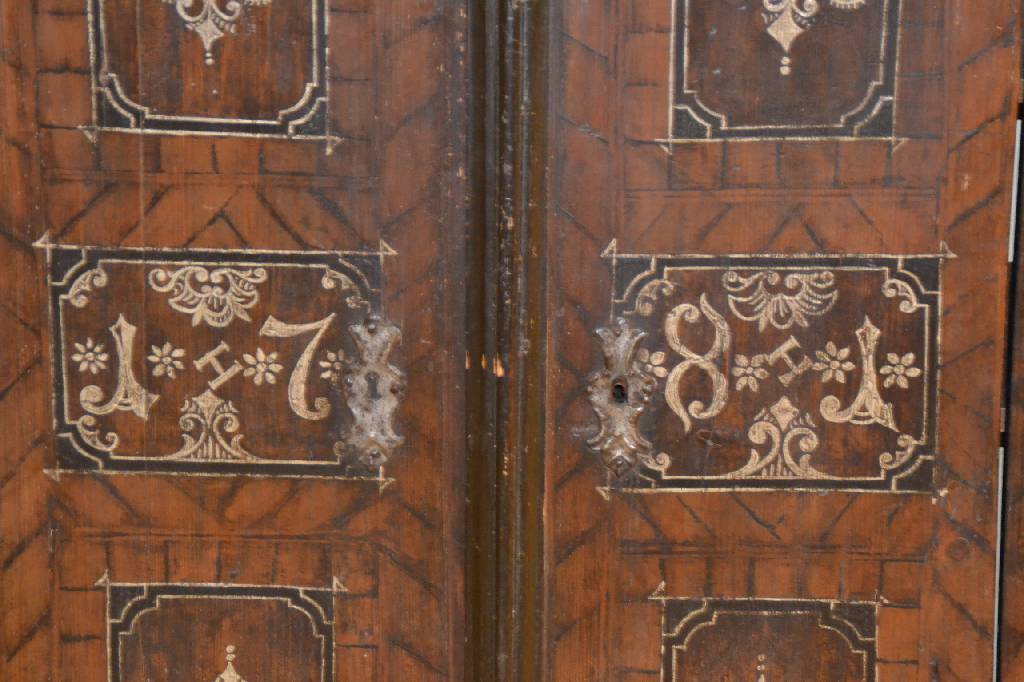 Detail d: Schrank, Allgäu um 1800-1820, Weichholz, bunt bemalt, sog. Kamm-Zieh- Malerei, Kopf vielfach unterschiedlich profiliert, Kanten abgeplattet, Türen ...