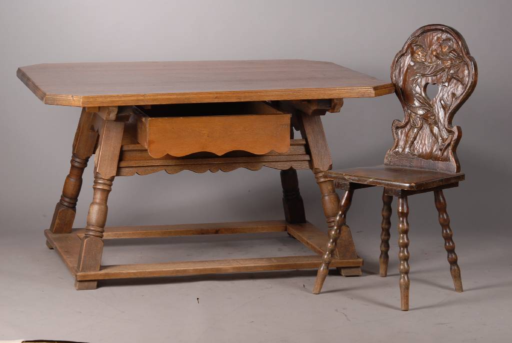 Zwei Prunkbauernstühle, deutsch um 1880-90, Eiche / Weichholz, Lehne mit Personenschnitzereien u. herzförmigen Aussparungen, Beine gedrechselt, H. ...