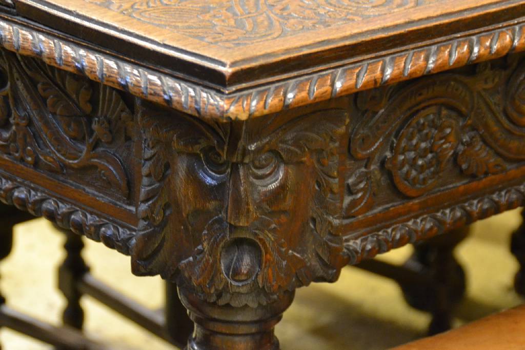 Detail c: Historismus-Sitzgruppe, Frankreich um 1870- 90, Eiche, bestehend aus 2 Armlehnstühlen, 4Stühlen (Achtung: Fehler im Katalog) und einemTisch, ...