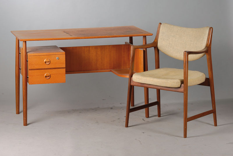 Schreibtisch mit passendem Stuhl, Dänemark, um1960, Teakholz, links 2-schübig, rechts Ablagefläche für z.B. Ordner, stiltypisches ...