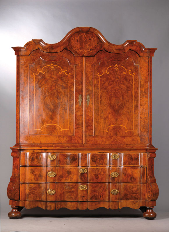 Kabinettschrank, Holland um 1800/10, Wurzelnussfurnier, Kopf vielfach geschweift, verkröpft u. getreppt, Türen mit Bandintarsienaus Ahorn, ...