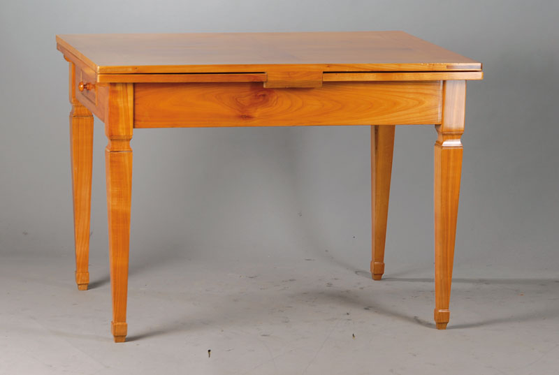 Tisch, ausgehendes 18.Jh., Kirschbaum massiv, 1-schübig, Füße konisch verlaufend, 2 Ausziehplatten, ca. 79x110x80 cm