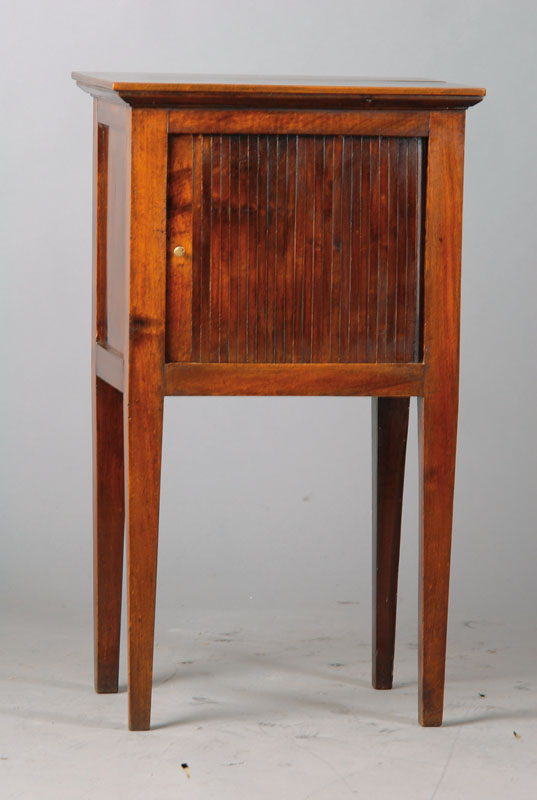 Beistellschränkchen, Frankreich um 1830, Mahagoni, z.T. aus alten Teilen, Platte vielfach getreppt, Front mit Rolltür, Seiten- und Rückwand je ...