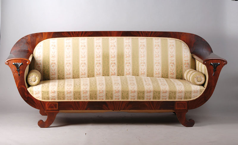 Sofa, um 1880/90, Pyramidenmahagonifurnier gespiegelt verlegt, geschwärzte Akanthusblattverzierung, Bandintarsien aus Ahornholz, in den 70er J. neu ...