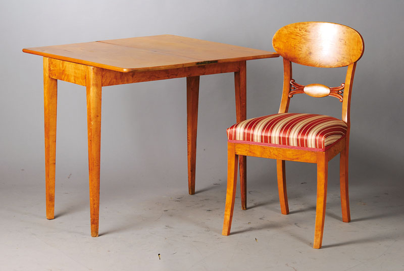 Biedermeier-Ensemble, um 1860, bestehend aus3 Stühlen und einem Spieltisch, Schaufelstühle mit elegant gewölbter Lehne, Versprossung in Voluten- ...