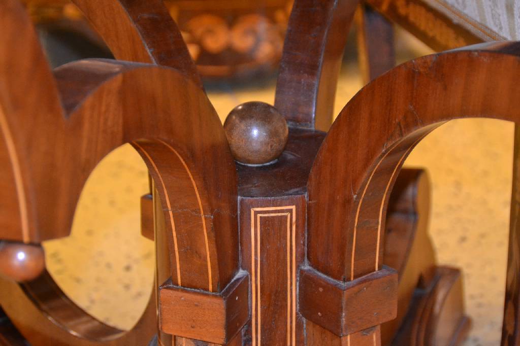 Detail a: Tisch, England um 1830/40, Pyramidenmahagonifurnier doppelt gespiegelt verlegt, Platte mit abgerundeten Kanten, mittig Rosette aus Ahorn, Zargen ...