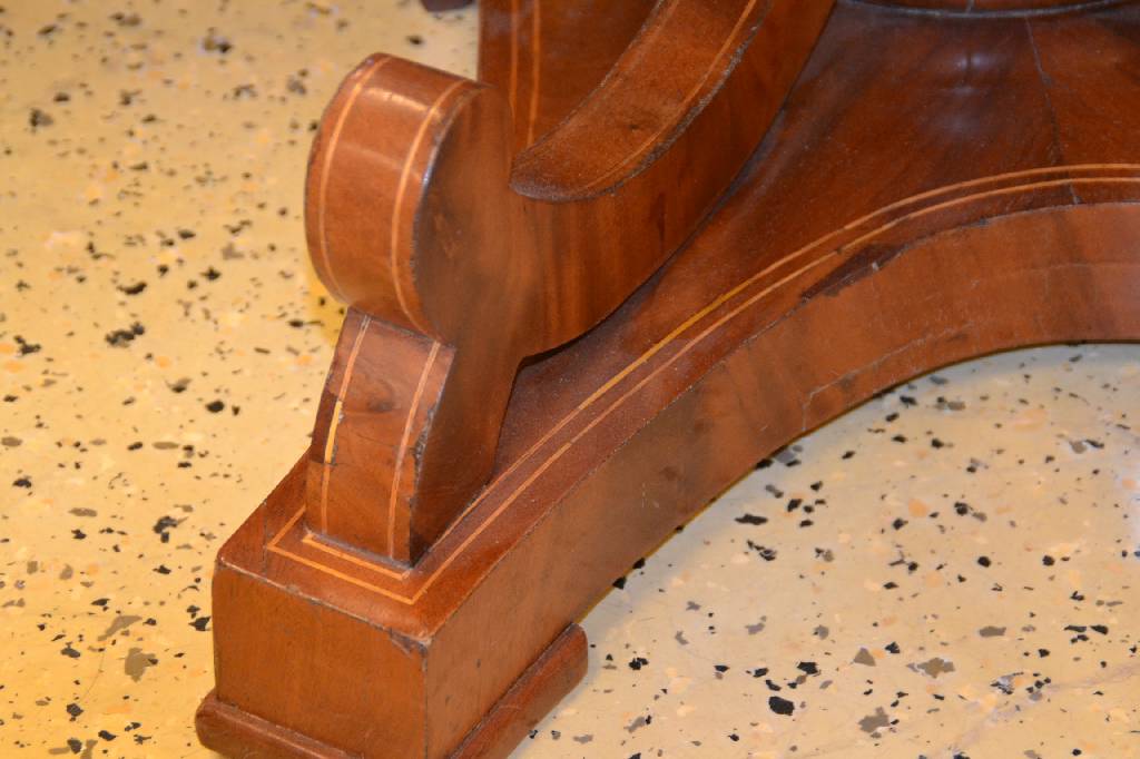 Detail b: Tisch, England um 1830/40, Pyramidenmahagonifurnier doppelt gespiegelt verlegt, Platte mit abgerundeten Kanten, mittig Rosette aus Ahorn, Zargen ...