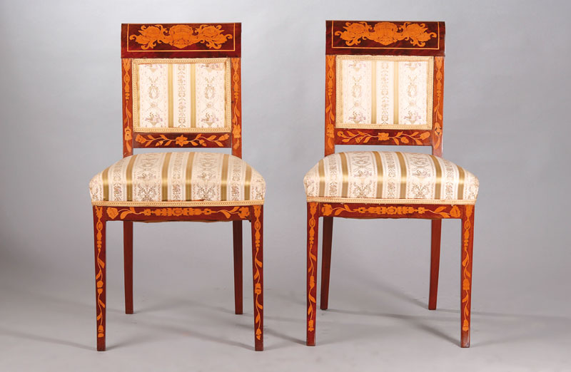 4 Stühle, Holland um 1840, Mahagoni massiv mit floralen Ahorneinlagen, Lehne mit fortlaufendem Volutenabschluss, Beine je säbelförmig abgespreizt, ...