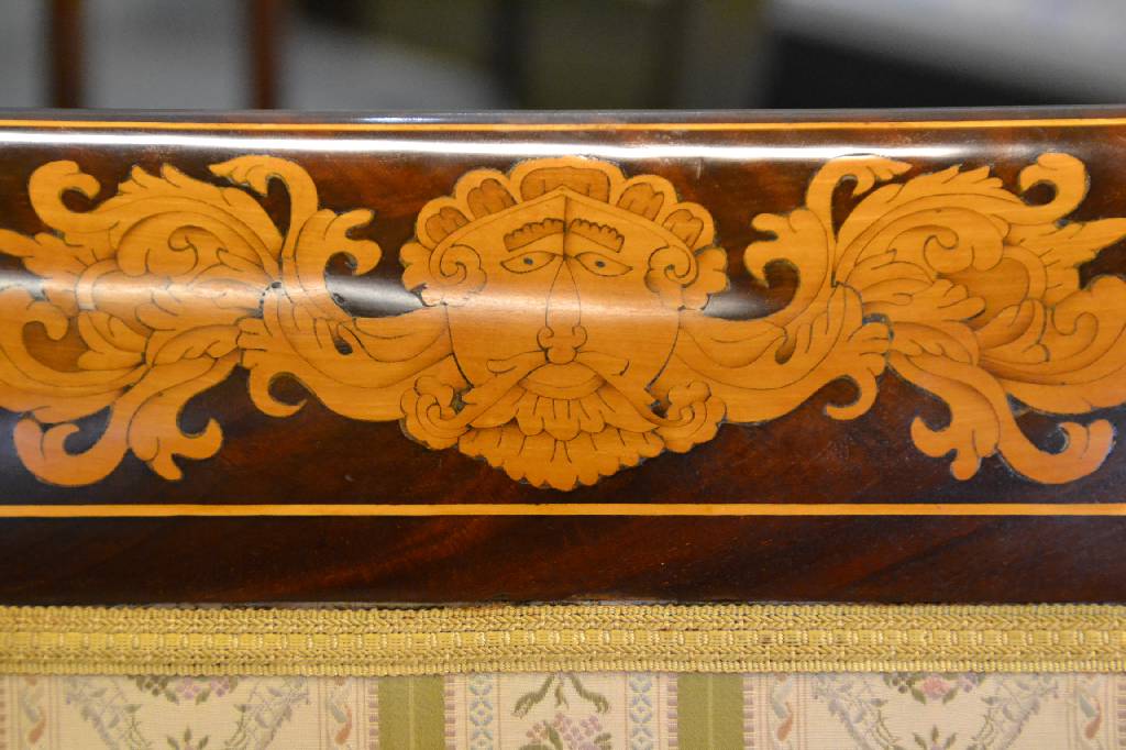 Detail a: 4 Stühle, Holland um 1840, Mahagoni massiv mit floralen Ahorneinlagen, Lehne mit fortlaufendem Volutenabschluss, Beine je säbelförmig abgespreizt, ...