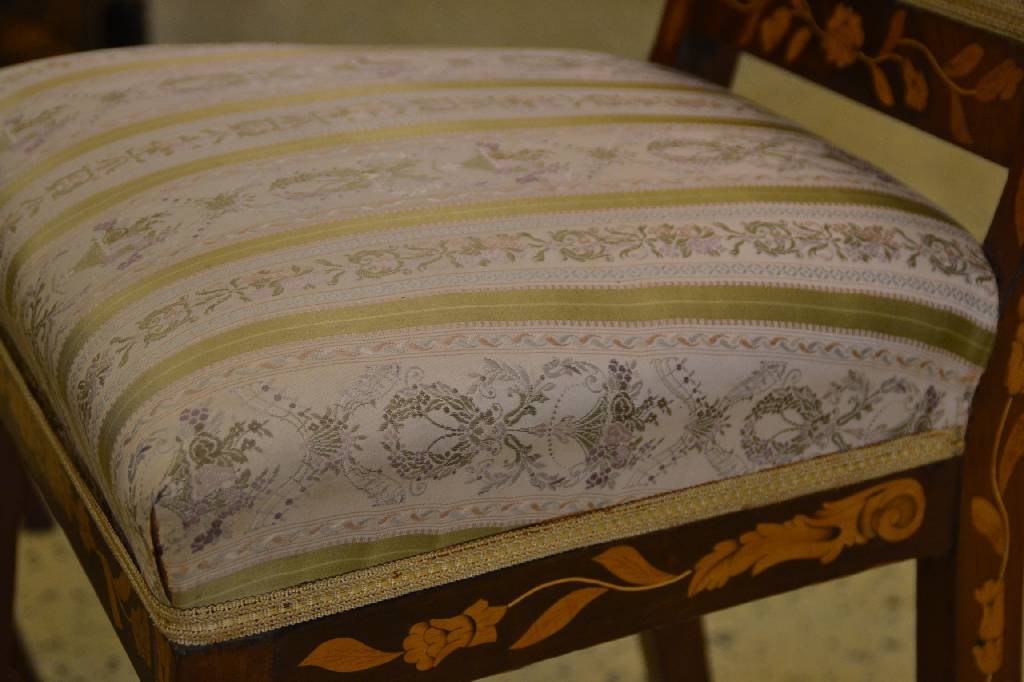 Detail b: 4 Stühle, Holland um 1840, Mahagoni massiv mit floralen Ahorneinlagen, Lehne mit fortlaufendem Volutenabschluss, Beine je säbelförmig abgespreizt, ...