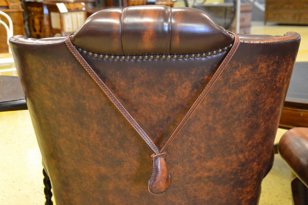 Detail a: Sofa und zwei Sessel, Chesterfield, 2. Hälfte 20. Jh., Je mit Ohrenbacken, Lehnen vielfachgenoppt, Kissen aufwendig gebordet, Leder festgenagelt, ...