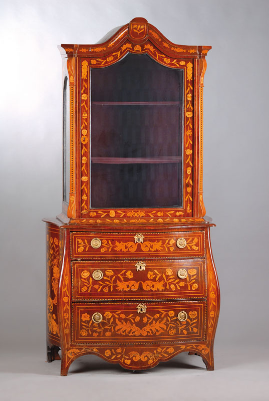 Vitrine, Holland, um 1830, Mahagonifurnier auf Eiche massiv, Giebel geschweift, Ecken abgeplattet mit aufgesetztenVoluten und kontrastreichen ...