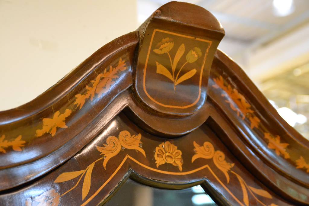 Detail a: Vitrine, Holland, um 1830, Mahagonifurnier auf Eiche massiv, Giebel geschweift, Ecken abgeplattet mit aufgesetztenVoluten und kontrastreichen ...