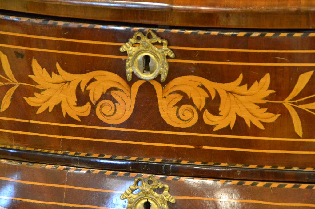 Detail b: Vitrine, Holland, um 1830, Mahagonifurnier auf Eiche massiv, Giebel geschweift, Ecken abgeplattet mit aufgesetztenVoluten und kontrastreichen ...