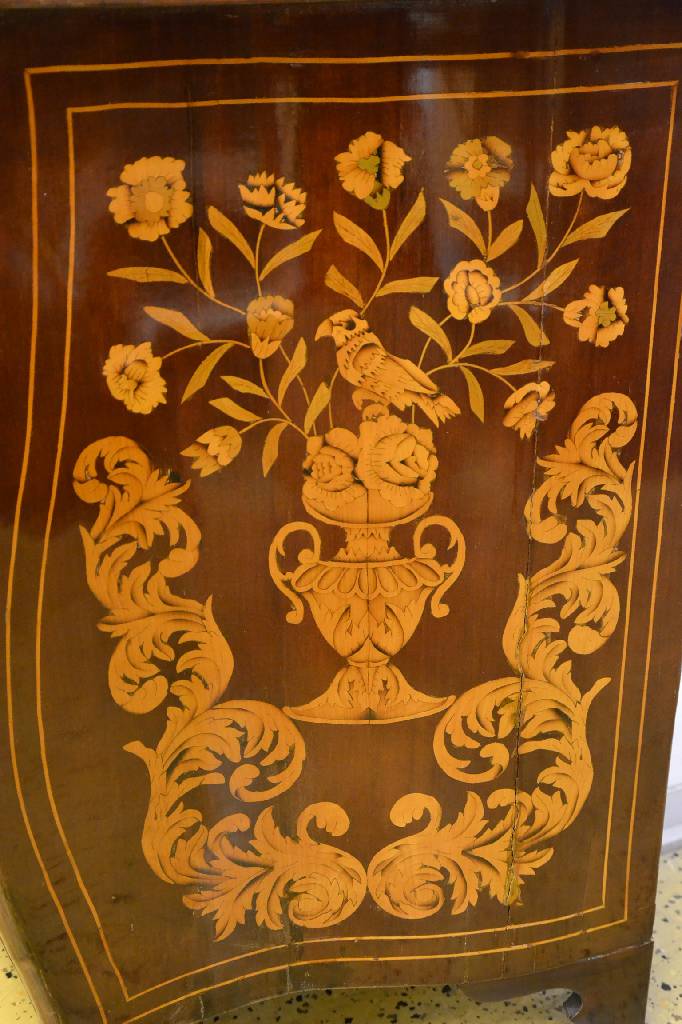 Detail c: Vitrine, Holland, um 1830, Mahagonifurnier auf Eiche massiv, Giebel geschweift, Ecken abgeplattet mit aufgesetztenVoluten und kontrastreichen ...