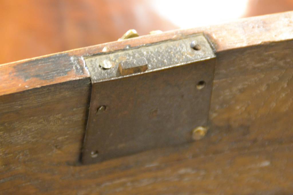 Detail d: Vitrine, Holland, um 1830, Mahagonifurnier auf Eiche massiv, Giebel geschweift, Ecken abgeplattet mit aufgesetztenVoluten und kontrastreichen ...