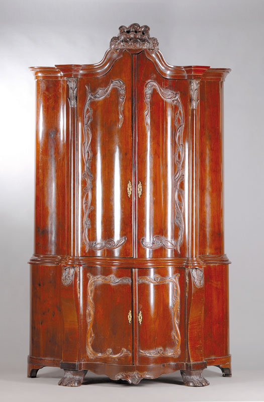 Aufsatzschrank, Holland, um 1760, Mahagonifurnier auf Eiche, Giebel geschweift mit großzügigem Akanthusblatt-, Rosetten- u. Volutenabschluss, Kopf ...