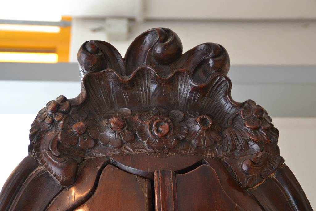 Detail a: Aufsatzschrank, Holland, um 1760, Mahagonifurnier auf Eiche, Giebel geschweift mit großzügigem Akanthusblatt-, Rosetten- u. Volutenabschluss, Kopf ...