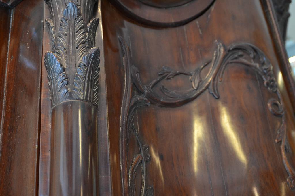 Detail c: Aufsatzschrank, Holland, um 1760, Mahagonifurnier auf Eiche, Giebel geschweift mit großzügigem Akanthusblatt-, Rosetten- u. Volutenabschluss, Kopf ...