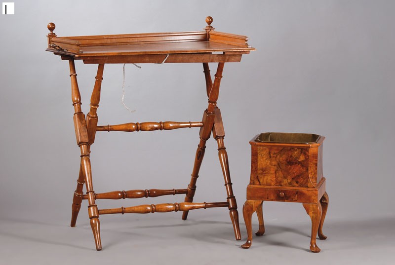 Blumenhocker, deutsch, um 1900/10, Nußbaumfurnier, mit Metalleinsatz, obere Kanten abgeplattet, geschweifte Füße, 1- schübig, ca. 45x31x31 cm