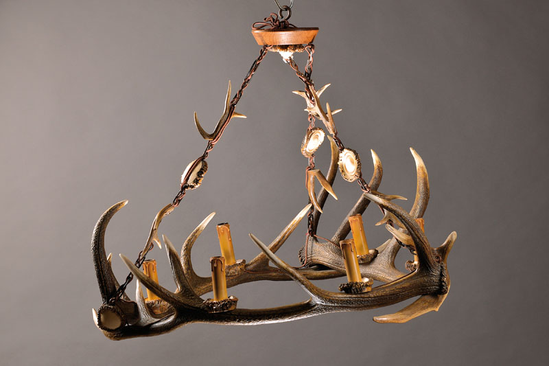Geweihlampe mit dazugehöriger Wandlampe, deutsch, 30er Jahre, 6 Brennstellen, lt. Einlieferer intakt, H. Lampe ca. 63cm, D.ca. 78cm, Wandlampe mit ...