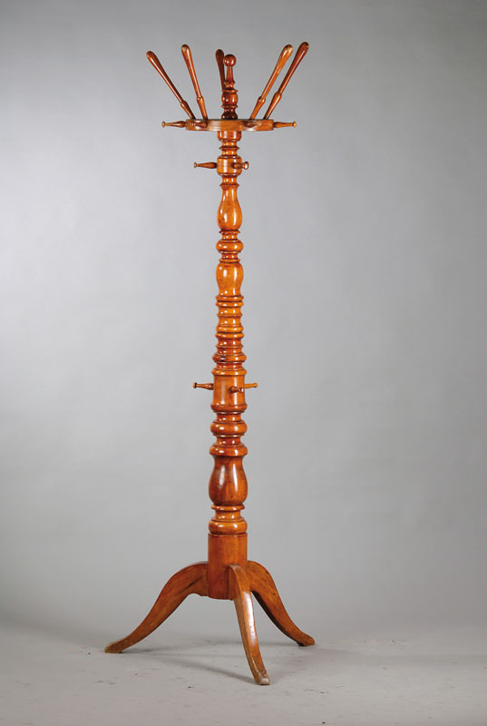 Garderobe, um 1880, Nussbaum, üppig gedrechselt, geschweifter Dreifuß, H. ca. 185 cm