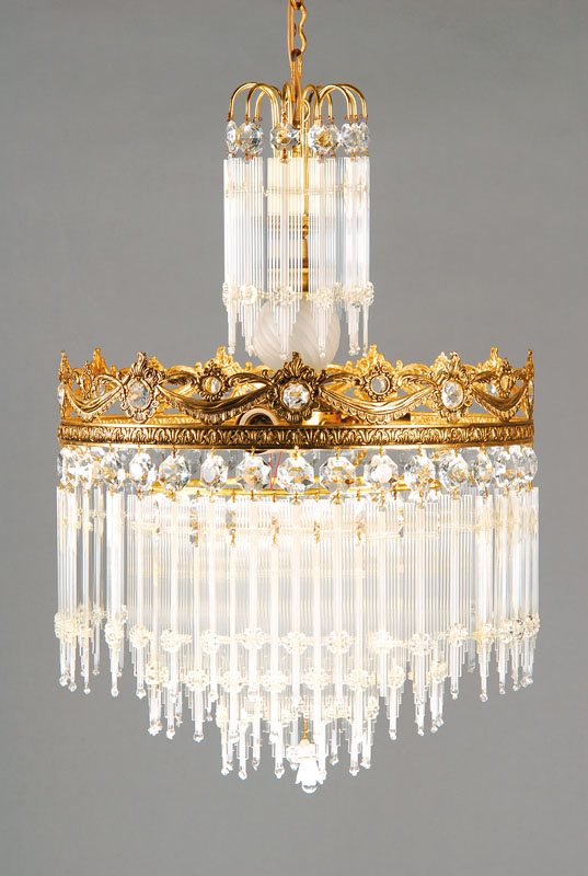 Glasstablampe in klasszistischer Art, Spanien, 20/30er Jahre, strukturiertes Messingrondell, 3-fach gestaffelte Reife, anhängender Dekor mit ...