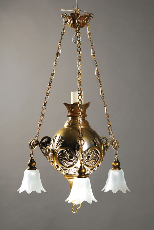 Deckenlampe, um 1920, Hohlkörper aus Messing, wohl aus Kirchenbestand, 3- teilige Zierkette, orig. satinierte Tulpenkelche, mittig für Wachskerze ...