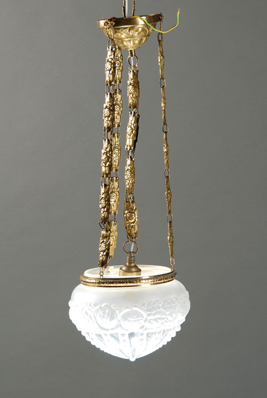 Deckenlampe, Jugendstil, Frankreich, um 1920, geprägte Messinggürtelung mit verzierter Ornamentik, 3-teilige ornamentierte reliefierte ...