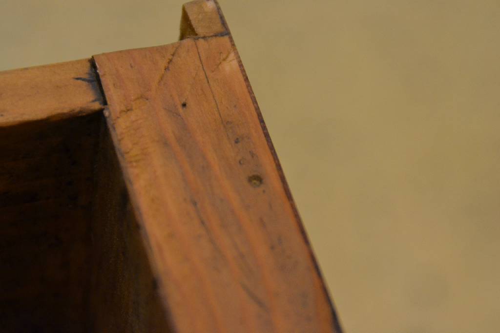 Detail d: Kommode, um 1830, Eschefurnier doppelt gespiegelt verlegt, Platte abgekantet, 3- schübig, unterer Schub u. Sockel lt. ausladend, restauriert, ...